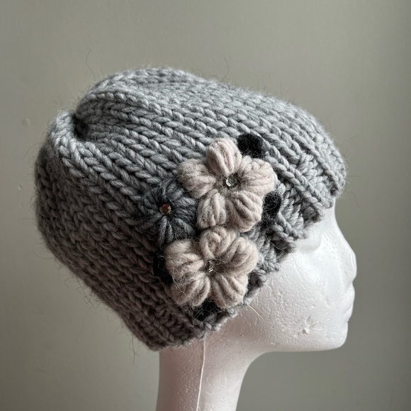 Gelso Bianco Gray Flower Alpaca Wool Knit Beanie Hat Made in Italy NEW - Picture 1 of 6